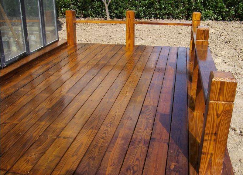 別墅的防腐木地板該如何進(jìn)行日常保養(yǎng)呢?